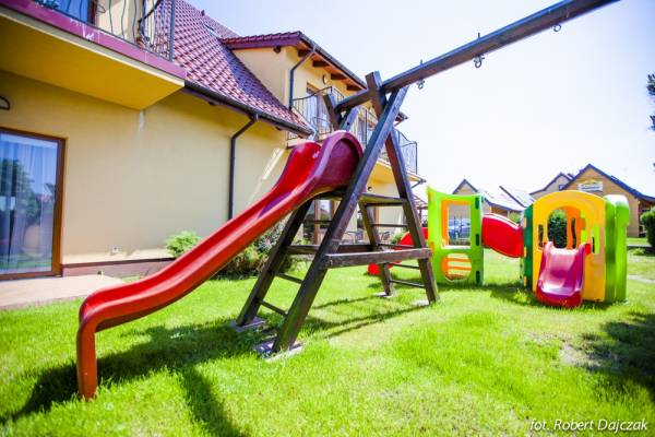 ALJAN to willa w Rewalu, a na terenie obiektu nad morzem znajduje się taki oto dziecięcy plac zabaw.