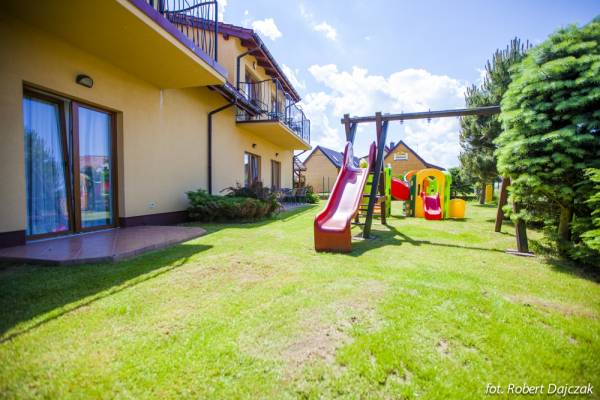 Dzieci chętnie spędzają czas w miejscach takich jak ten plac zabaw willi ALJAN - Rewal, ul. Rumiankowa 18.