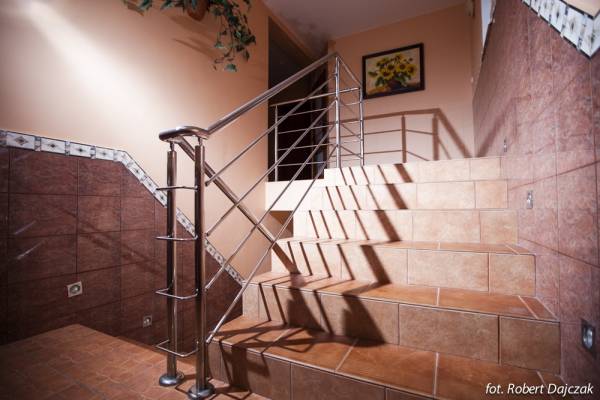 Zdjęcie z klatką schodową, prezentujące wnętrza willi ALJAN | Rewal.