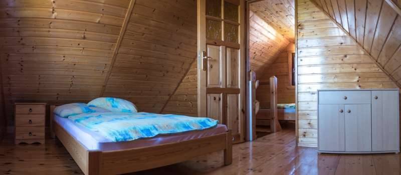 Fotografia przedstawia spanie w pokoju - Domki U ESIA | Sarbinowo (wypoczywaj nad morzem) 