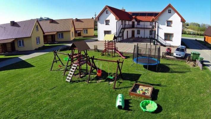 Dzieci chętnie spędzają czas w miejscach takich jak ten plac zabaw domku letniskowego Domki U ESIA - Sarbinowo, ul. Południowa 77.