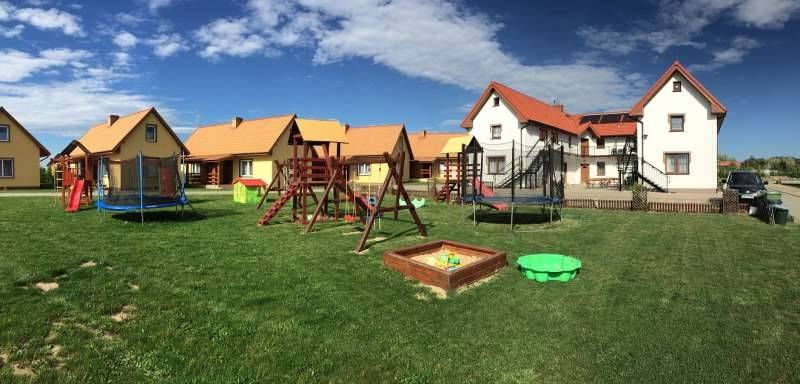 Domek Letniskowy z własnym, wydzielonym placem zabaw dla dzieci. Domki U ESIA z Sarbinowa (region Pomorze Zachodnie).