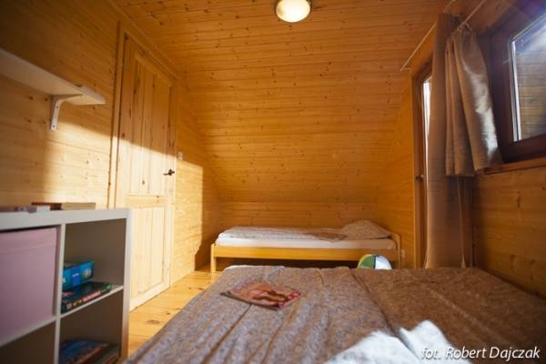 Domek Letniskowy Domki drewniane DOMINIKA - łoże w pokoju