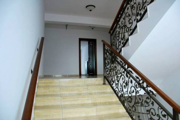 Wspinaczka na wyższe poziomy - po schodkach w pokoju Pensjonat MARLEN w Sarbinowie.