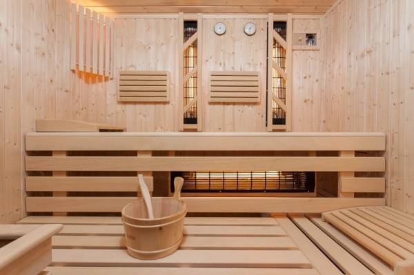 NAWIGATOR SPA w Rewalu to pensjonat, gdzie turyści mogą swobodnie korzystać z sauny na terenie obiektu nad morzem.