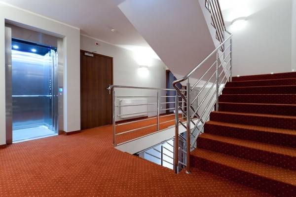 Przykładowa fotografia ze środka obiektu - schody w pensjonacie NAWIGATOR SPA.