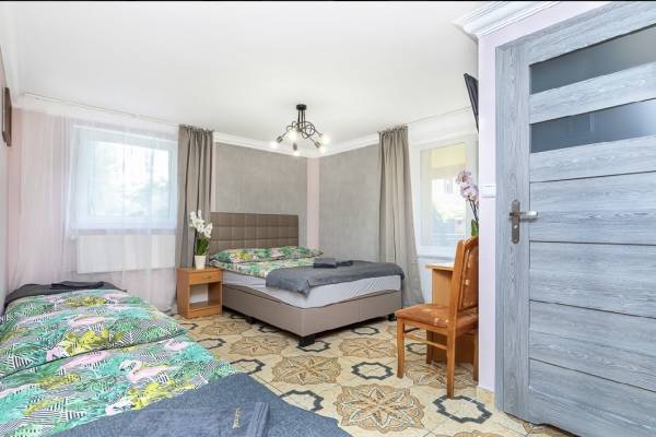Na fotce przedstawiony jest pokój w pensjonacie Pensjonat PANORAMA w którym możecie Państwo się zatrzymać podczas wypoczynku w Pobierowie