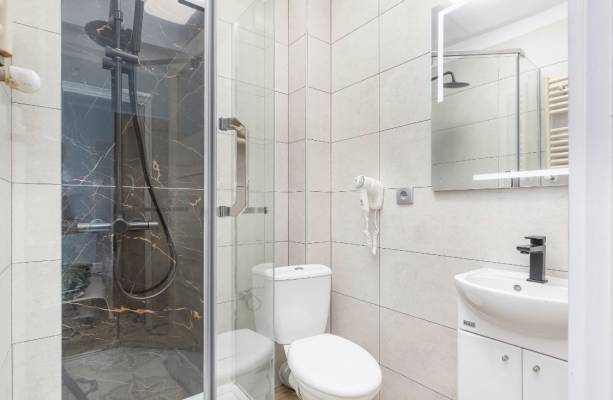 Po całym dniu pełnym atrakcji w Pobierowie można odświeżyć się w takiej oto łazience w pensjonacie Pensjonat PANORAMA