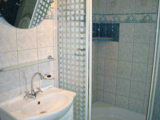 Tak prezentuje się łazienka w pensjonacie Palacyk Lindorf (ul. Rolna 26b, 78-111 Ustronie Morskie)
