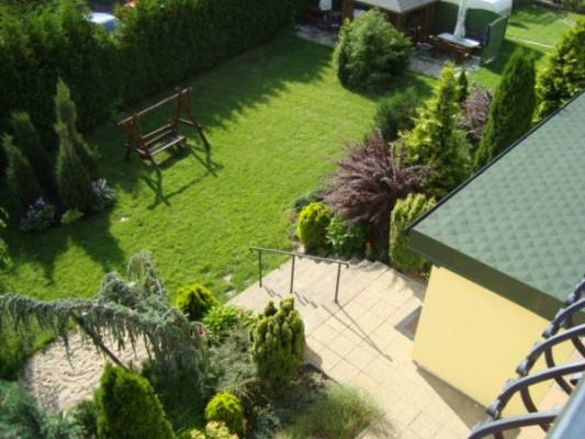 Fotka przedstawia ogród przy pensjonacie Palacyk Lindorf