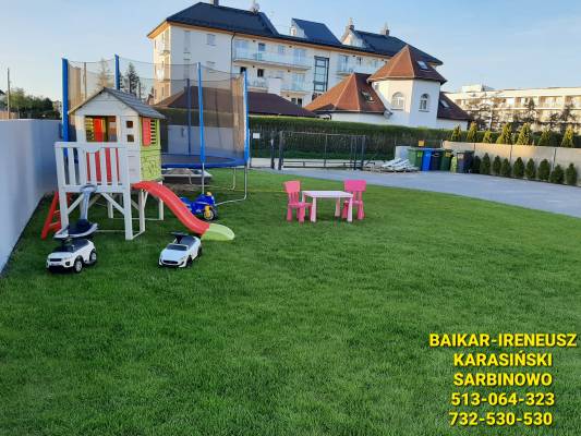 Dzieci chętnie spędzają czas w miejscach takich jak ten plac zabaw domku letniskowego Domki BAIKAR Ireneusz Karasiński - Sarbinowo, ul. Poprzeczna 1.