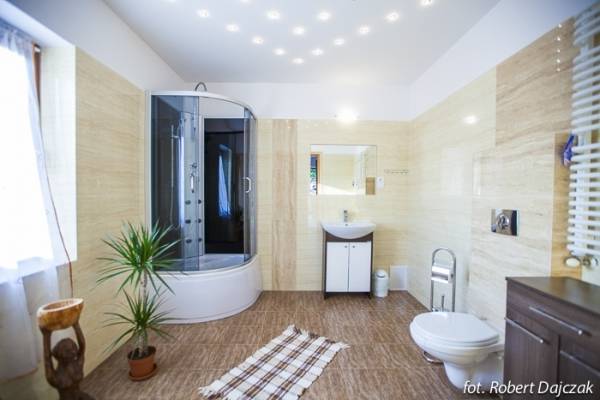 Po całym dniu pełnym atrakcji w Rewalu można odświeżyć się w takiej oto łazience w domku letniskowym Domki & Dworek ZIELIŃSKICH