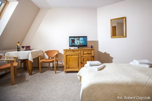 Na zdjęciu przedstawiony jest pokój w domku letniskowym Domki & Dworek ZIELIŃSKICH w którym będziecie mogli Państwo się zatrzymać podczas urlopu w Rewalu