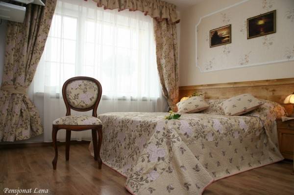 Na zdjęciu łóżko małżeńskie w pokoju - Pensjonat LENA | Rewal (wypoczywaj nad morzem) 