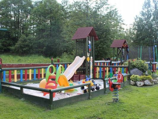 Dzieci chętnie spędzają czas w miejscach takich jak ten plac zabaw agroturystki RANCHO POD ŚNIEŻKĄ - Kowary, ul. Karpacka 1a.
