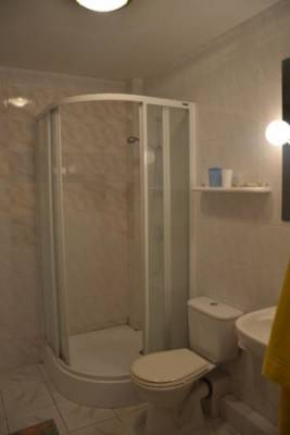 Tak prezentuje się łazienka w hotelu Rafa (ul. Kolejowa 2, 78-111 Ustronie Morskie)