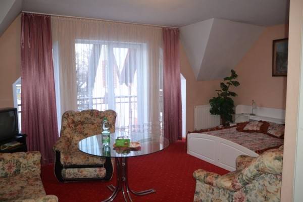 Zdjęcie przedstawia pokój w hotelu Rafa w Ustroniu Morskim (woj. zachodniopomorskie)