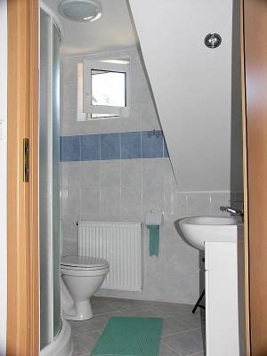Na fotografii przedstawiona jest łazienka w pokoju Pokoje LEŚNA 3 nad morzem
