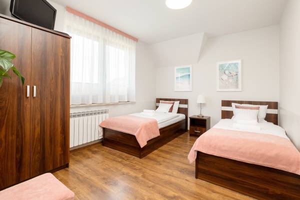 Na zdjęciu spanie w pokoju - Apartamenty EWiTA | Sarbinowo (wypoczywaj nad morzem) 