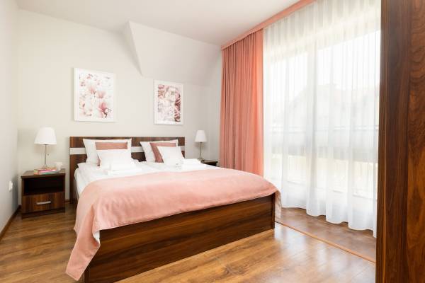 Fotografia przedstawia łóżko małżeńskie w pokoju - Apartamenty EWiTA | Sarbinowo (wypoczywaj nad morzem) 