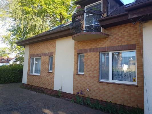 Wygląd zewnętrzny obiektu (ul. Bursztynowa 26) zapowiada udany pobyt w domu gościnnym Villa Alma  w Niechorzu.