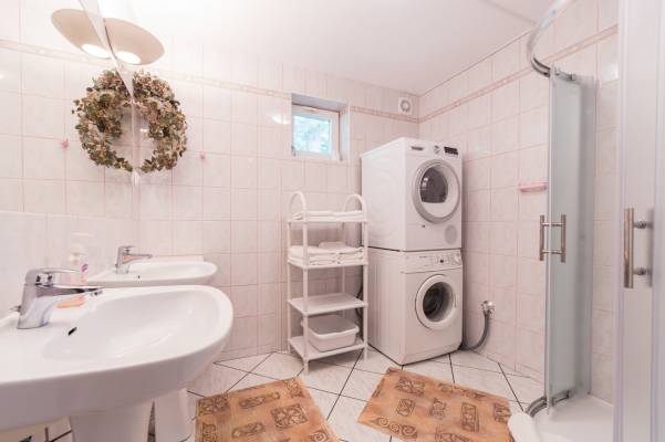 W domku letniskowym Domki AMIDA w Pobierowie można skorzystać z łazienki przedstawionej na fotografii
