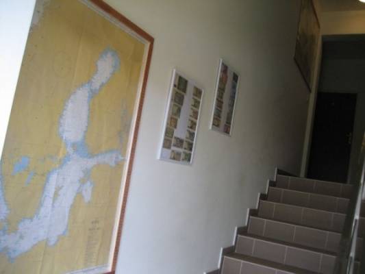 EBONY - po schodach na pięterko w pokoju. Adres obiektu: ul. Kapitańska 13 w Niechorzu.
