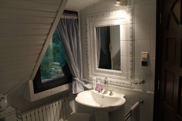 W apartamencie Willa SARNIA w Karpaczu można skorzystać z łazienki przedstawionej na zdjęciu