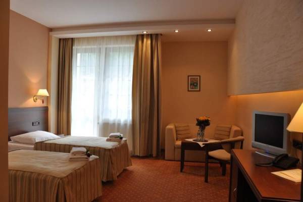 Po aktywnym wypoczynku w Karpaczu można zrelaksować się w przedstawionym na fotografii pokoju w hotelu Hotel DZIKI POTOK *** Konferencje & SPA