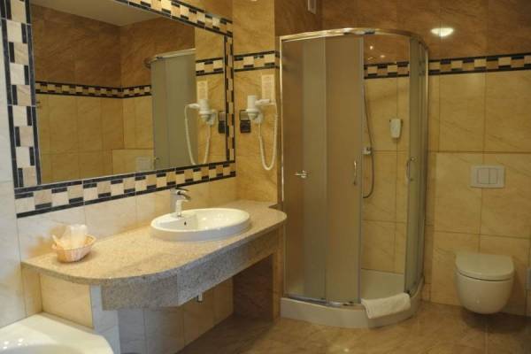 Tak prezentuje się łazienka w hotelu Hotel DZIKI POTOK ***  Konferencje & SPA (ul. Myśliwska 22, 58-540 Karpacz)