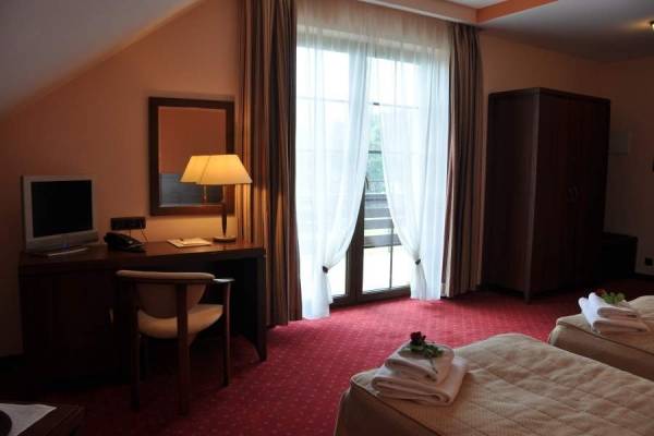 Na zdjęciu przedstawiony jest pokój w hotelu Hotel DZIKI POTOK ***  Konferencje & SPA w którym możecie Państwo się zatrzymać podczas urlopu w Karpaczu