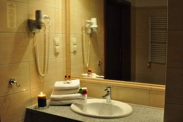 Tak prezentuje się łazienka w hotelu Hotel DZIKI POTOK *** Konferencje & SPA (ul. Myśliwska 22, 58-540 Karpacz)