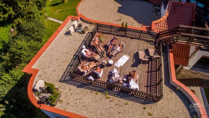 Hotel DZIKI POTOK ***  Konferencje & SPA - obiekt z kategorii hotele, położony w Karpaczu, pokazany z perspektywy lotu ptaka.