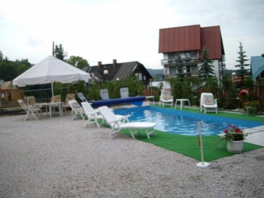 W domu wczasowym Jaś i Małgosia turyści mogą bardzo swobodnie korzystać z dobrodziejstw miejscowego basenu (ul. Turystyczna 21a w Szklarskiej Porębie).
