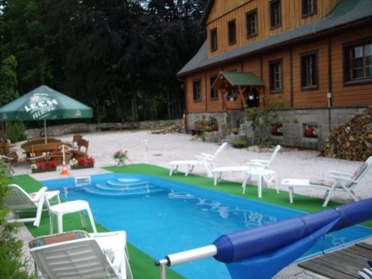 Jaś i Małgosia - jak widać na niniejszym zdjęciu jest to dom wczasowy, gdzie jedną z atrakcji jest basen dla gości.