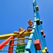 W domku letniskowym Ośrodek ELPIDA dzieci mogą wyszaleć się na placu zabaw, znajdującym się na terenie obiektu w Sarbinowie.