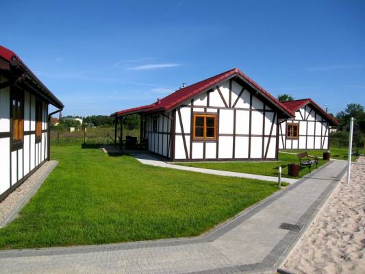 Zachęcająca prezencja domku letniskowego 4 DOMKI w Sarbinowie na zdjęciu obiektu pod adresem ul. Bałtycka 2.
