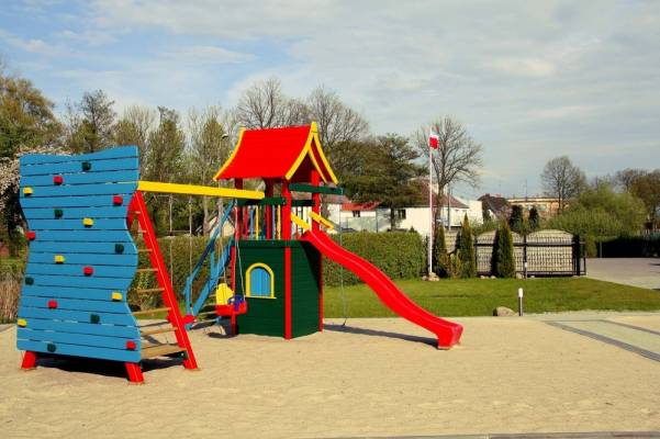 4 DOMKI to domek letniskowy w Sarbinowie, a na terenie obiektu nad morzem znajduje się taki oto dziecięcy plac zabaw.