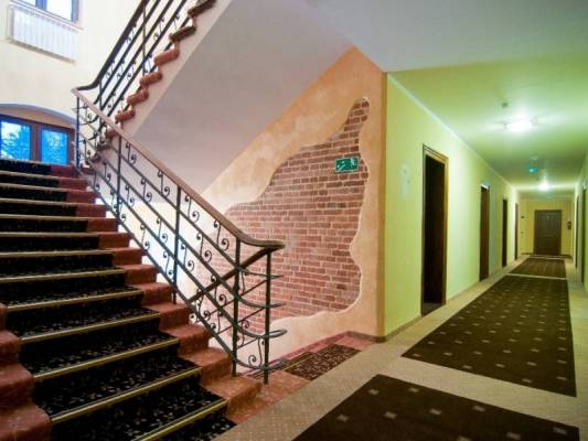 Wspinaczka na wyższe poziomy - po schodkach w pokoju KRÓLOWA KARKONOSZY w Szklarskiej Porębie.