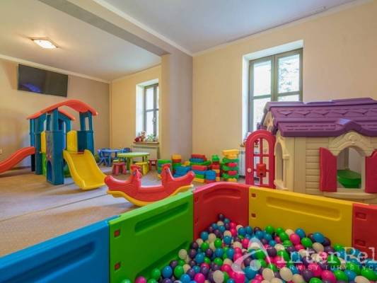 W pokoju KRÓLOWA KARKONOSZY dzieci mogą wyszaleć się na placu zabaw, znajdującym się na terenie obiektu w Szklarskiej Porębie.
