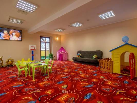 W pokoju NOWA Królowa Karkonoszy dzieci mogą wyszaleć się na placu zabaw, znajdującym się na terenie obiektu w Karpaczu.