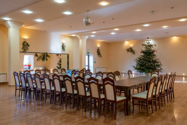 Sala konferencyjna pokoju NOWA Królowa Karkonoszy w Karpaczu, prezentująca jej możliwości na zdjęciu.