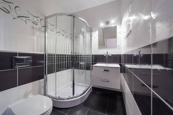 Po całym dniu pełnym atrakcji w Rewalu można odświeżyć się w takiej oto łazience w pensjonacie Dom Gościnny REWIT