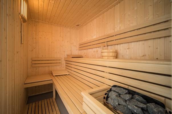 Dom Gościnny REWIT w Rewalu to pensjonat, gdzie turyści mogą swobodnie korzystać z sauny na terenie obiektu nad morzem.