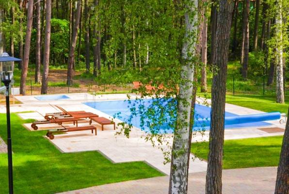 W obiekcie Leśny Resort w Pogorzelicy znajdziesz apartamenty z basenem