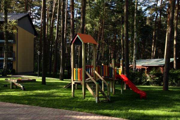 Dzieci chętnie spędzają czas w miejscach takich jak ten plac zabaw apartamentu LEŚNY RESORT - Pogorzelica, ul. Wrzosowa 4.