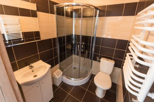 W pokoju VIPABO w Niechorzu można skorzystać z łazienki przedstawionej na fotografii