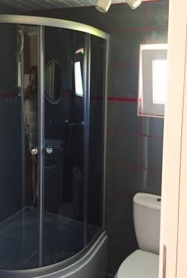 Na zdjęciu przedstawiona jest łazienka w domku letniskowym NIEBIAŃSKA PLAŻA nad morzem