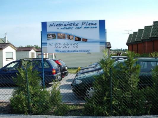 Wypoczywający w domku letniskowym NIEBIAŃSKA PLAŻA nad morzem goście mogą bezpiecznie zostawić auto na parkingu obiektu | Sarbinowo.