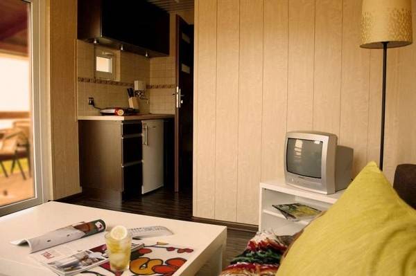 Na fotce przedstawiony jest pokój w domku letniskowym NIEBIAŃSKA PLAŻA w którym możecie Państwo się zatrzymać podczas wczasów w Sarbinowie